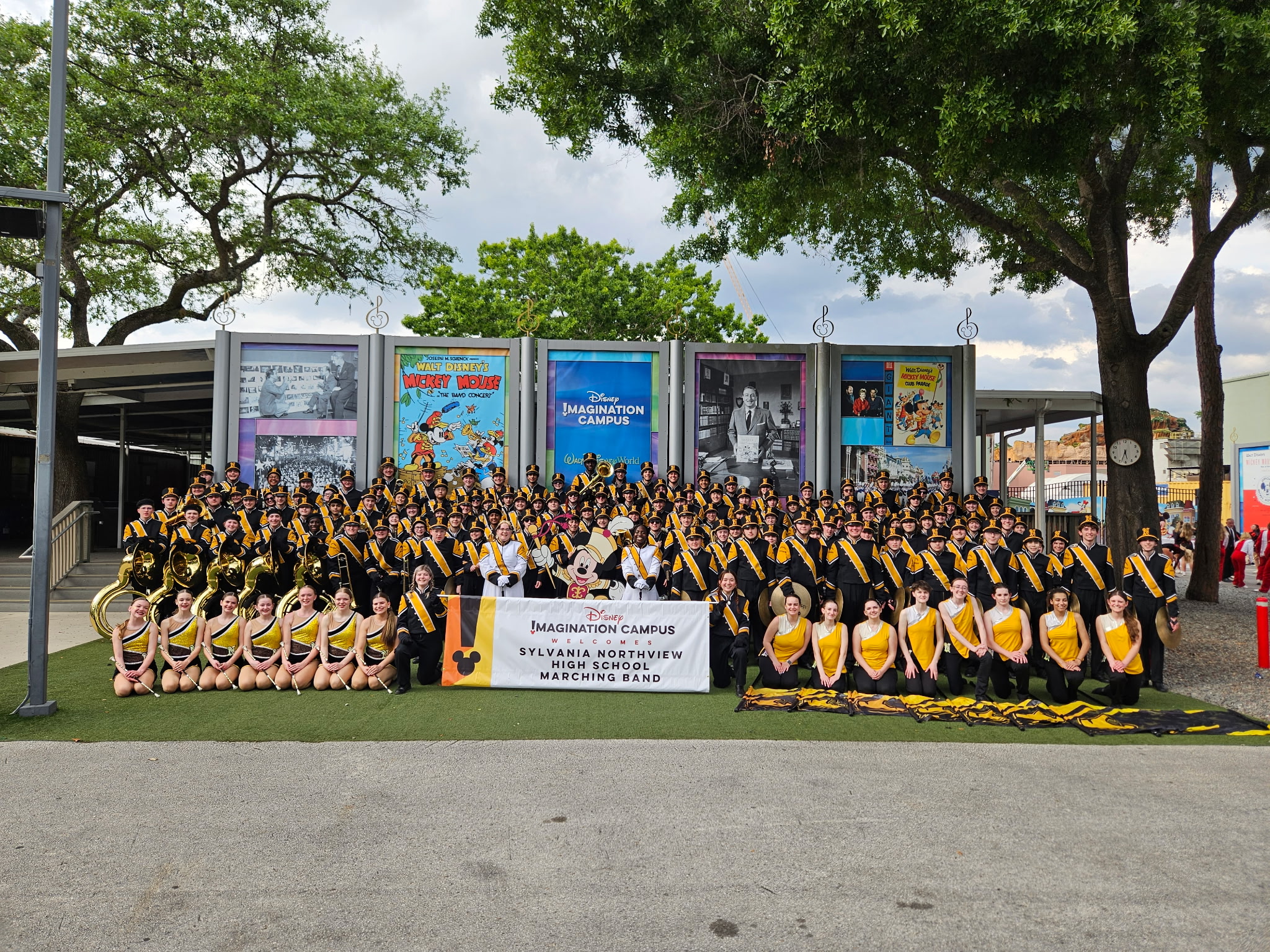 Sylvania Northview HS of Ohio posing for a group photo before their magic kingdom marching performance