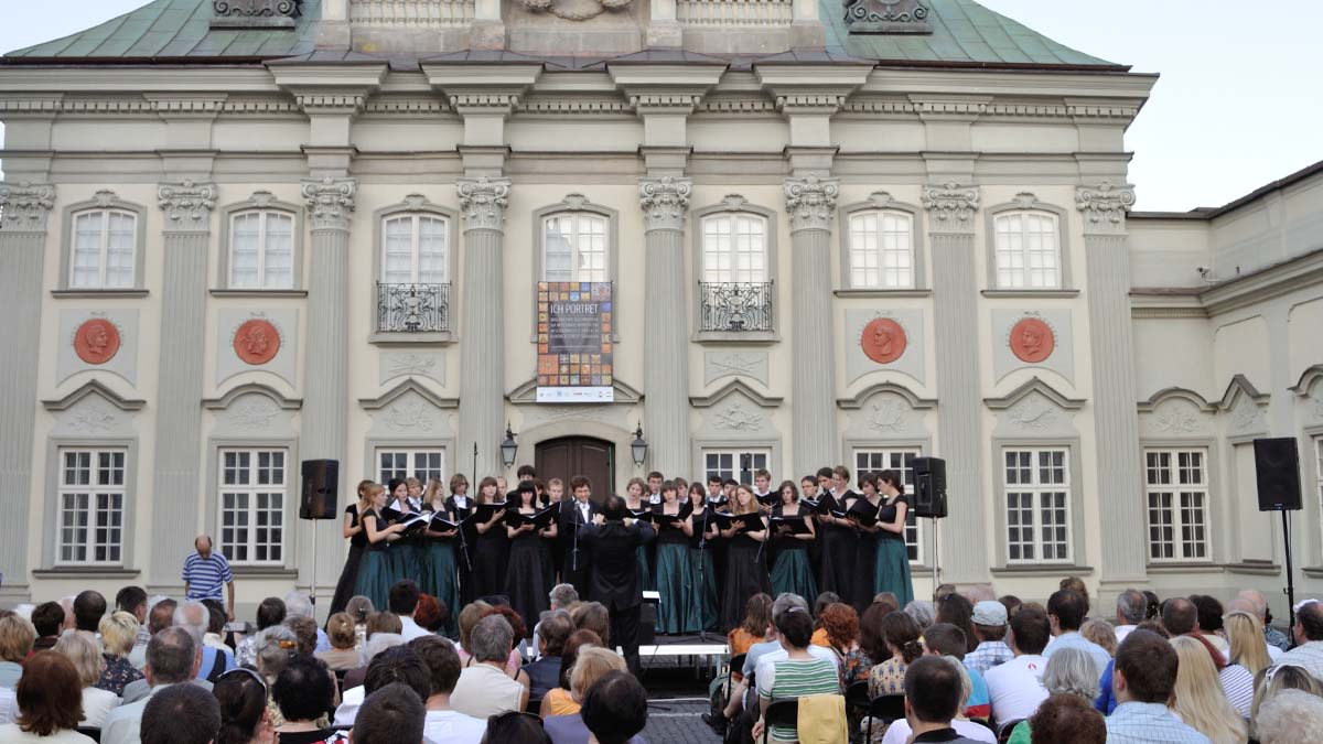 Student Choir Performance Opportunities to Royal Castle